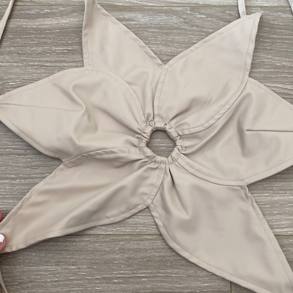 UO Vegan Leather Flower Crop Top - Picture 2 of 4